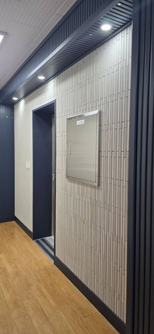 산양초 교사동 화장실 보수공사 타케보더 화이트·브라운 · 옹블보더 그레이 시공 사진 2